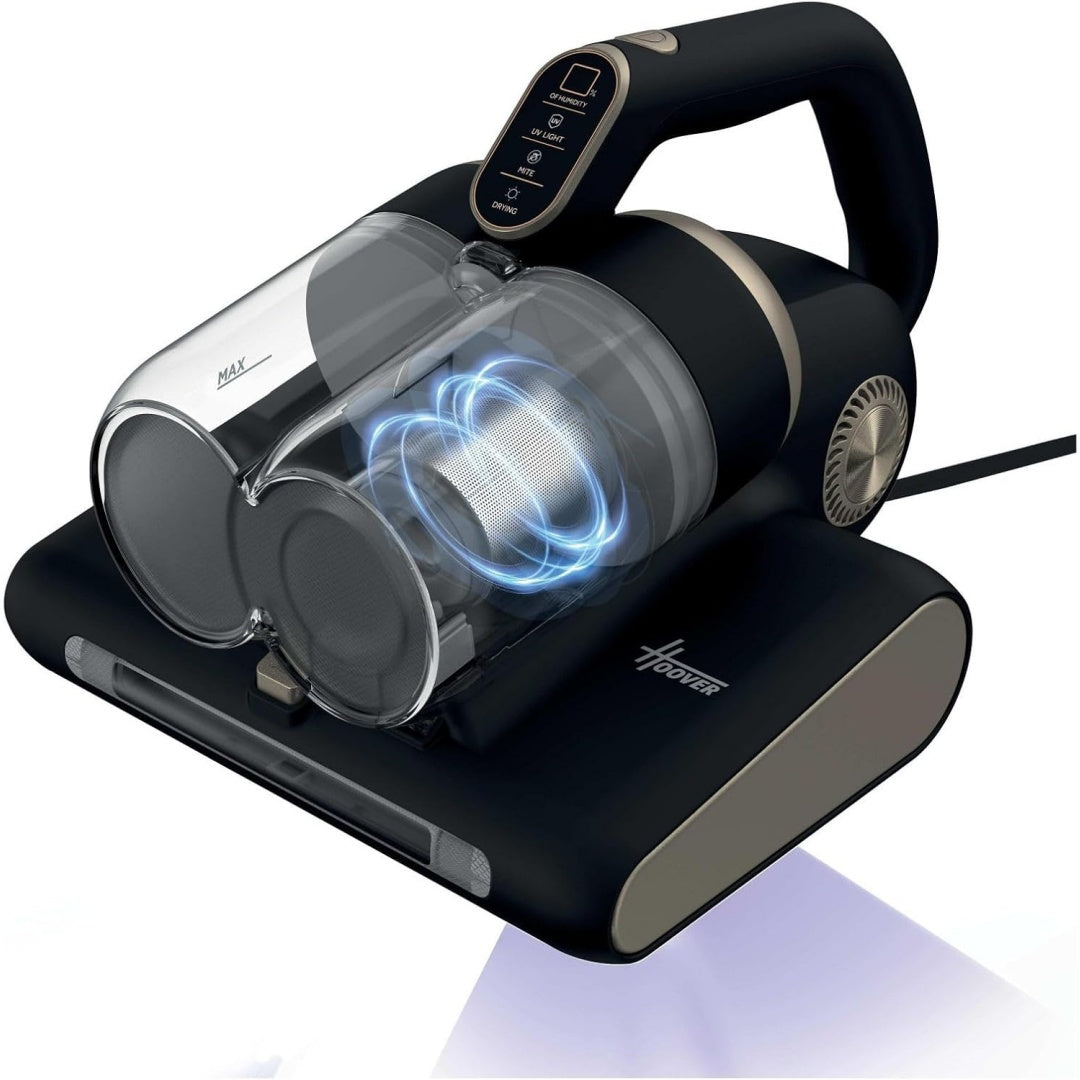 Cet aspirateur a main combine le nettoyage des tissus et un eclairage de la zone de travail